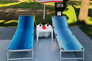 WMC Buschmann Camping @ Union Lido - Terrasse mit Liegestühlen auf dem Campingplatz