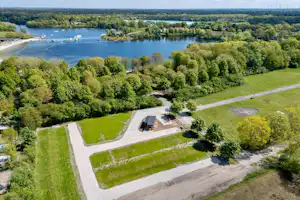 Wohnmobilpark am Badesee Aurich - Luftaufnahme des Campingplatzes