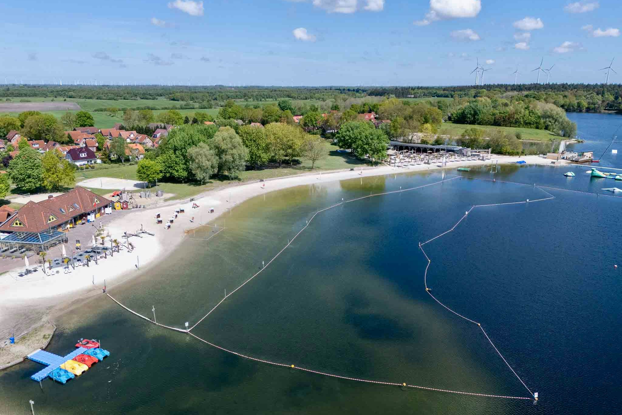 Wohnmobilpark am Badesee Aurich - Blick auf den Badestrand am Campingplatz