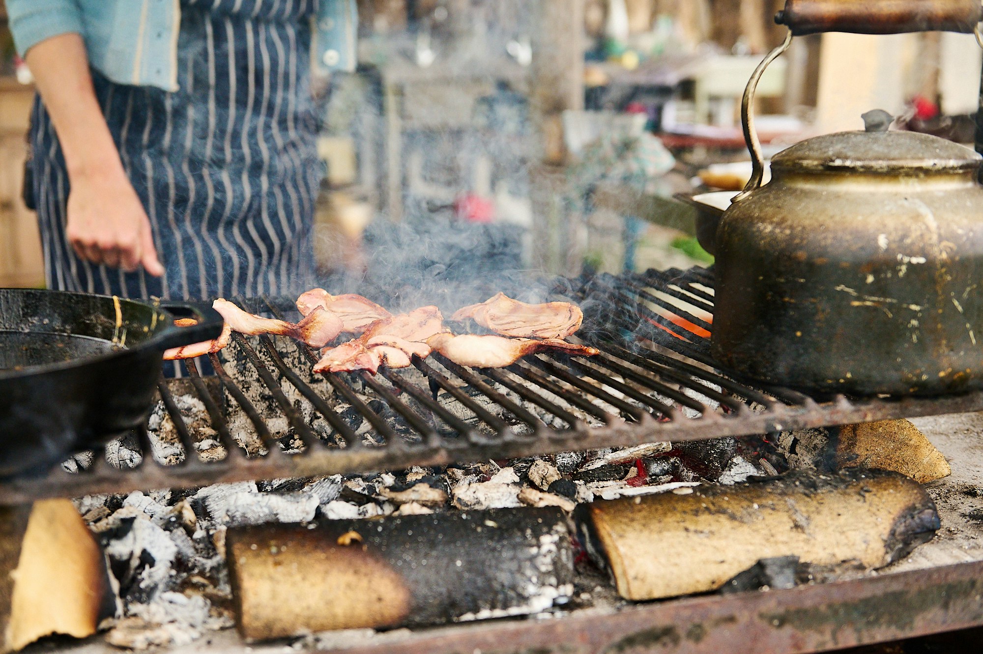 Woodfire at Chapel Field - Camper grillen auf dem Campingplatz