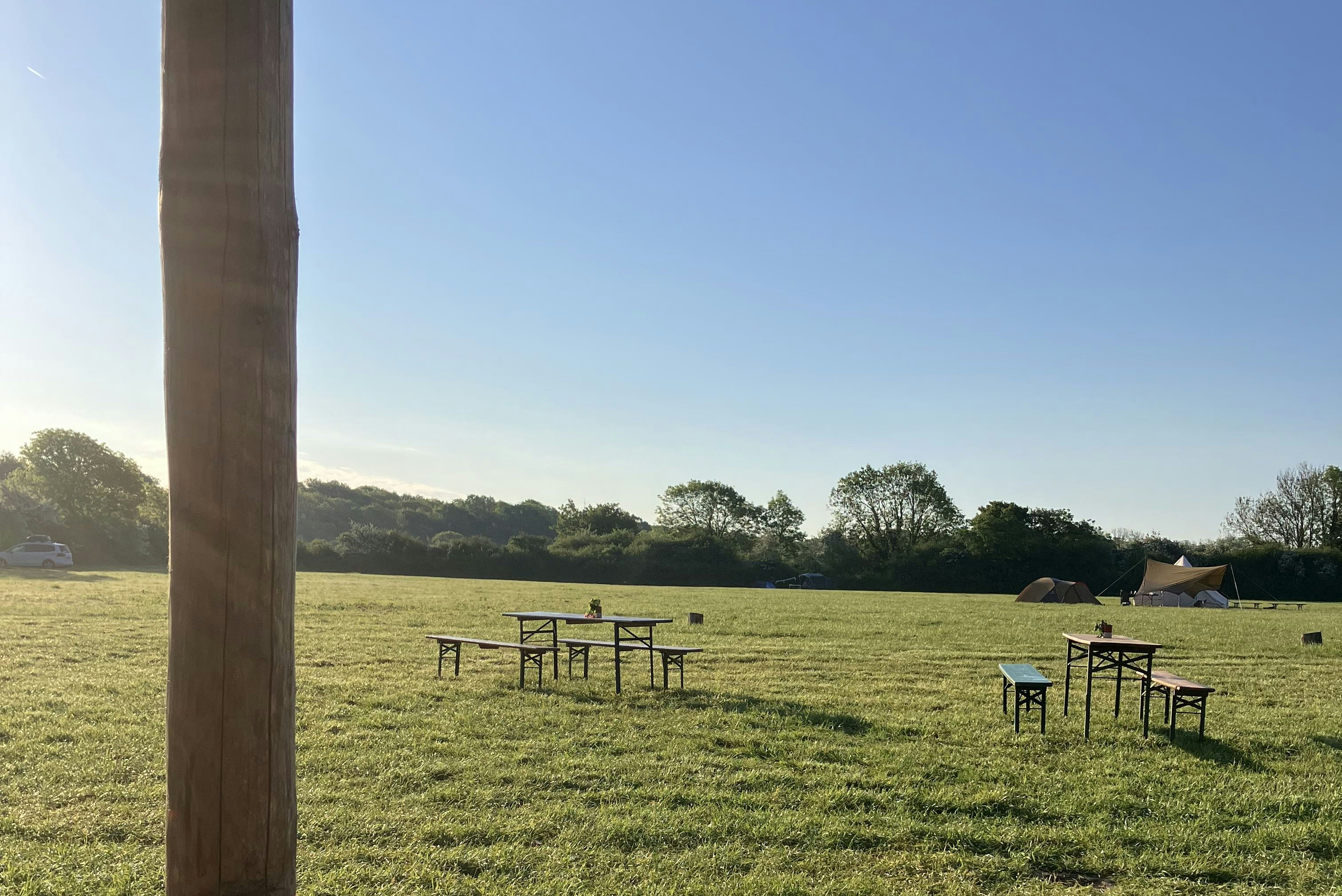 Woodfire at Chapel Field - Standplatzwiese mit Picknickbänken auf dem Campingplatz