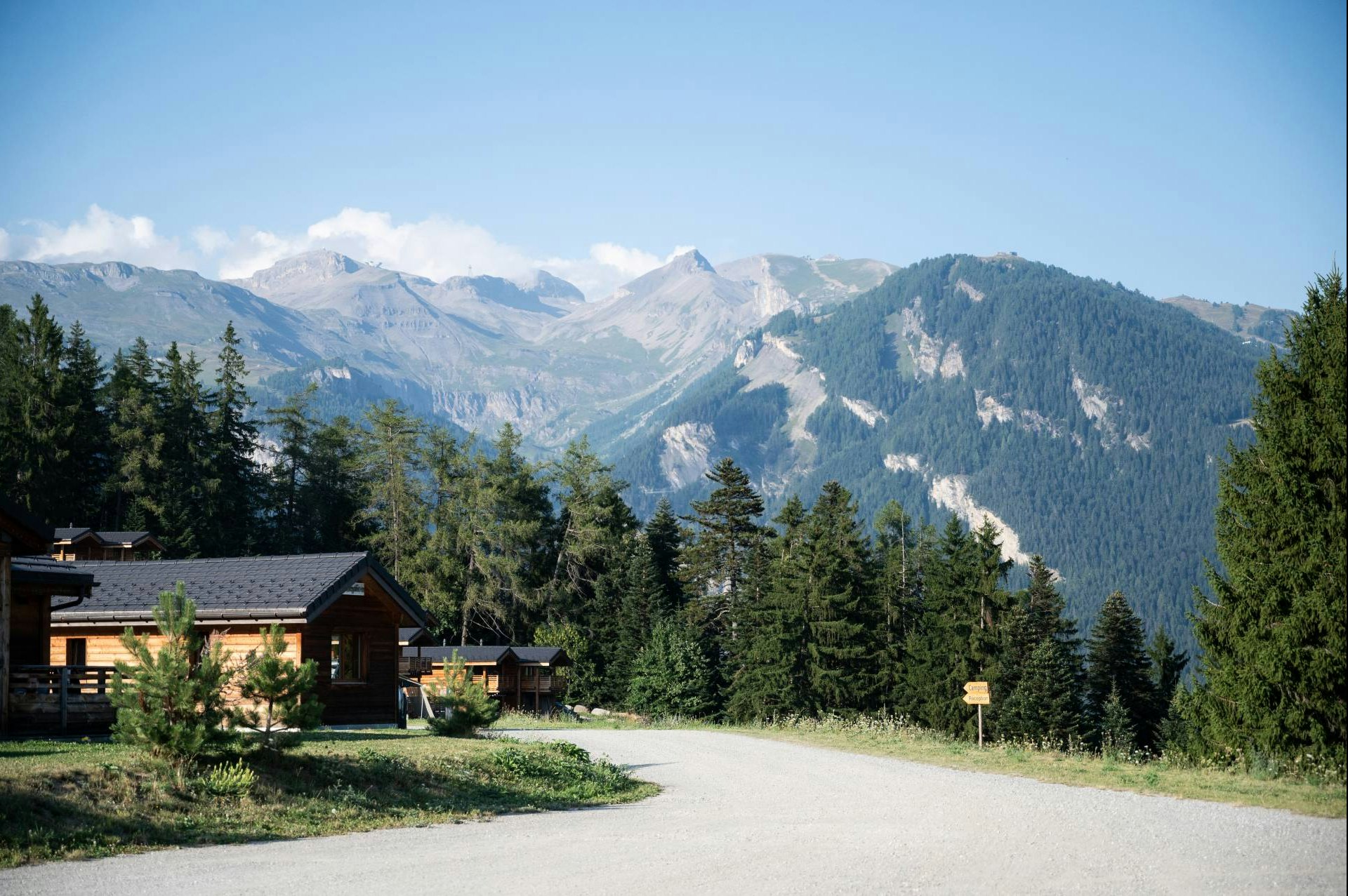 Woodland Camping - Eingang des Campingplatzes mit Bergen im Hintergrund