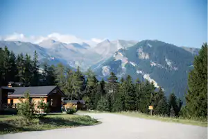 Woodland Camping - Eingang des Campingplatzes mit Bergen im Hintergrund