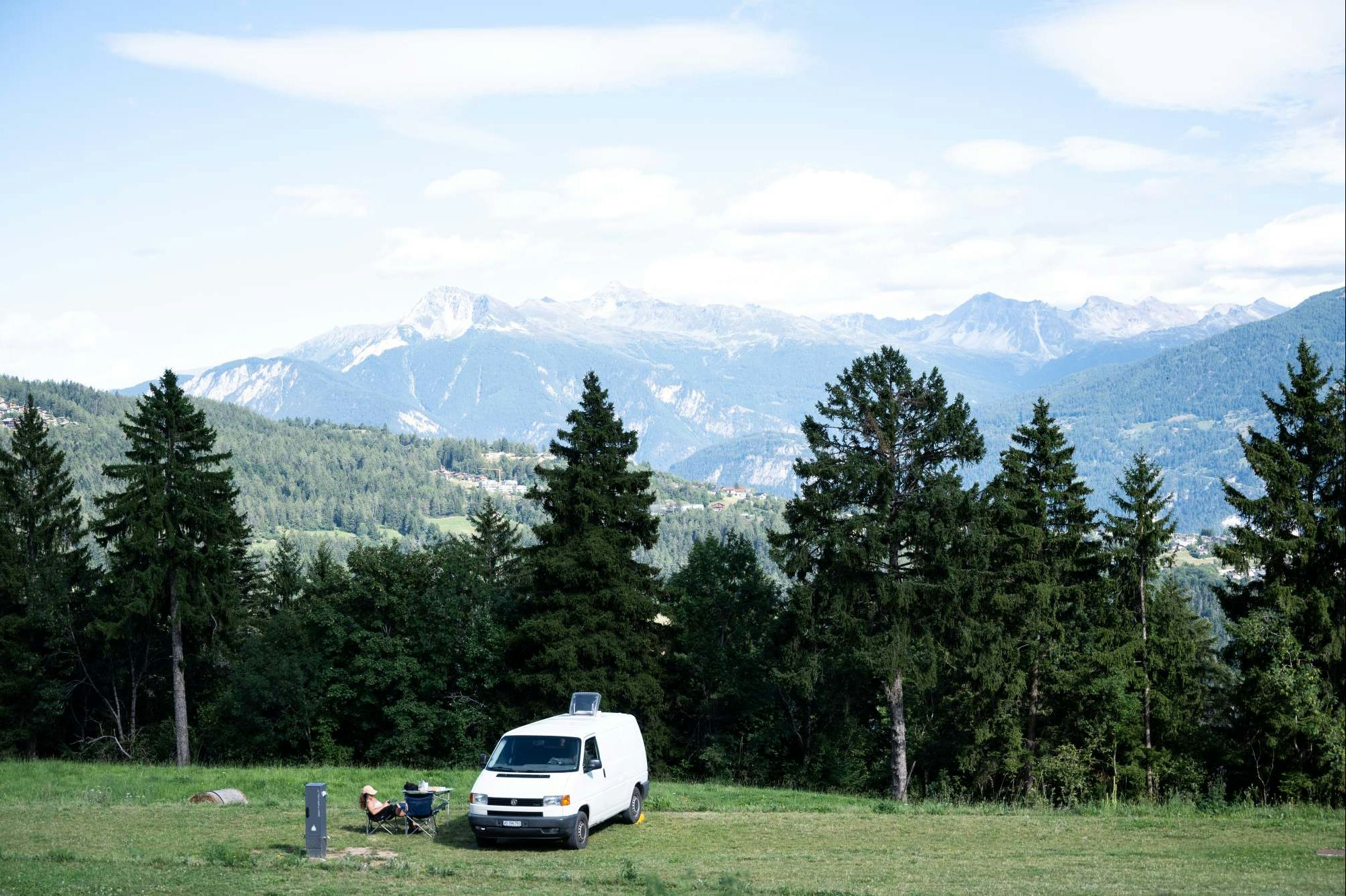 Woodland Camping - Standplatz auf der Wiese umgeben von Wald und Bergen