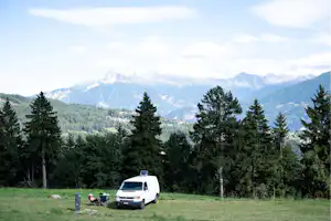 Woodland Camping - Standplatz auf der Wiese umgeben von Wald und Bergen
