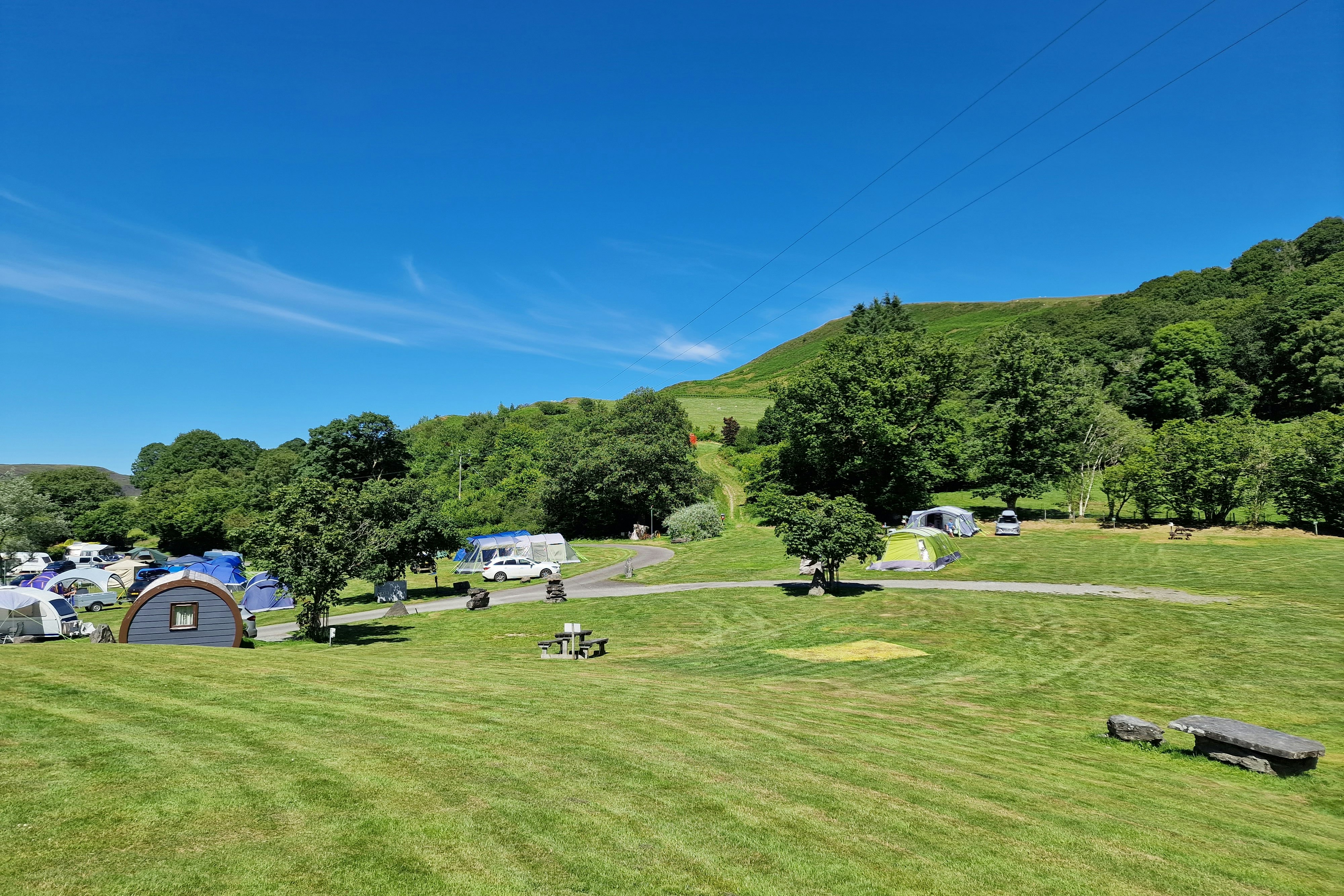 Woodlands Caravan Park Devils Bridge - Stellplätze auf dem Feld