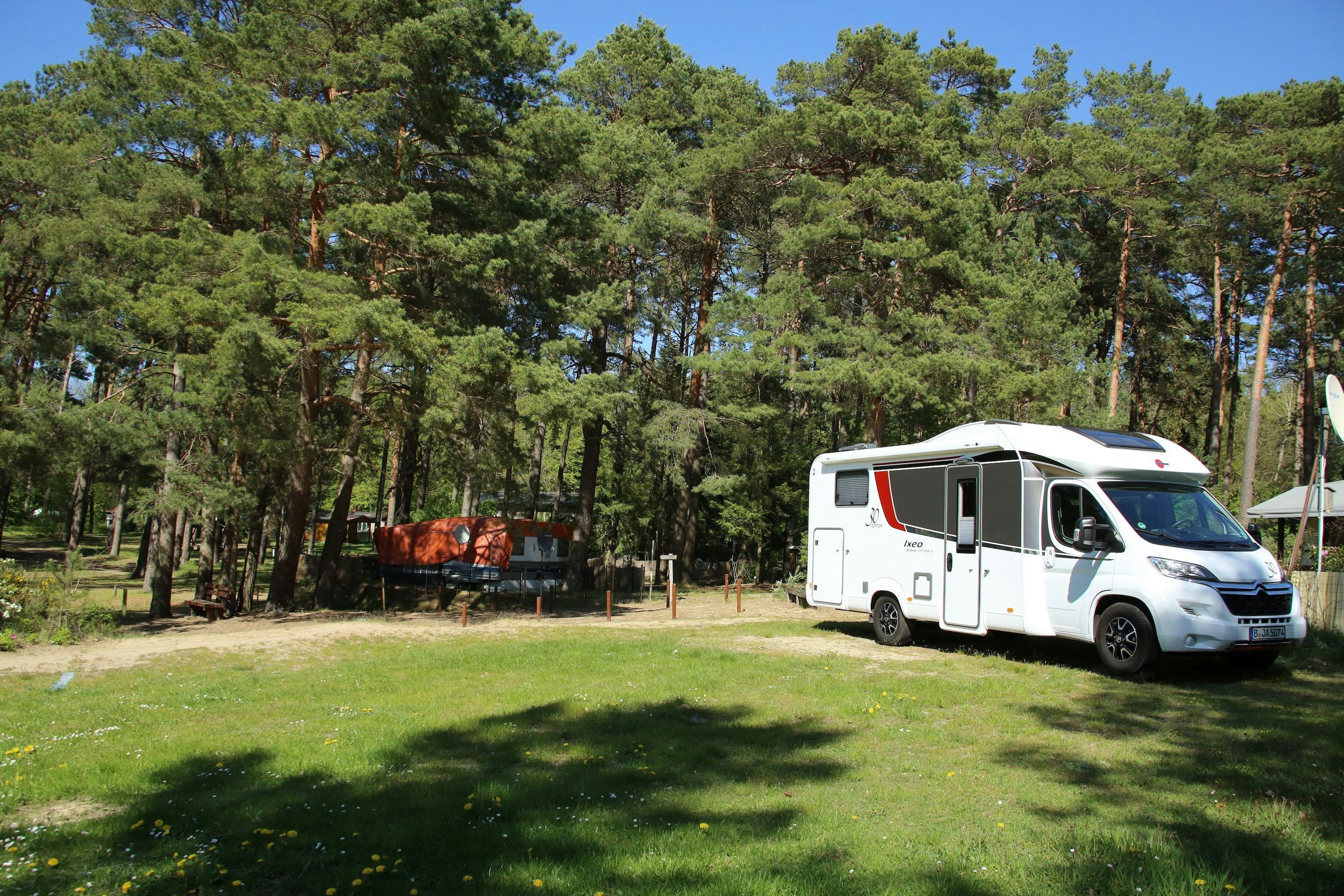 Wurlsee Camping Lychen - Blick auf die Standplätze auf der Wiese