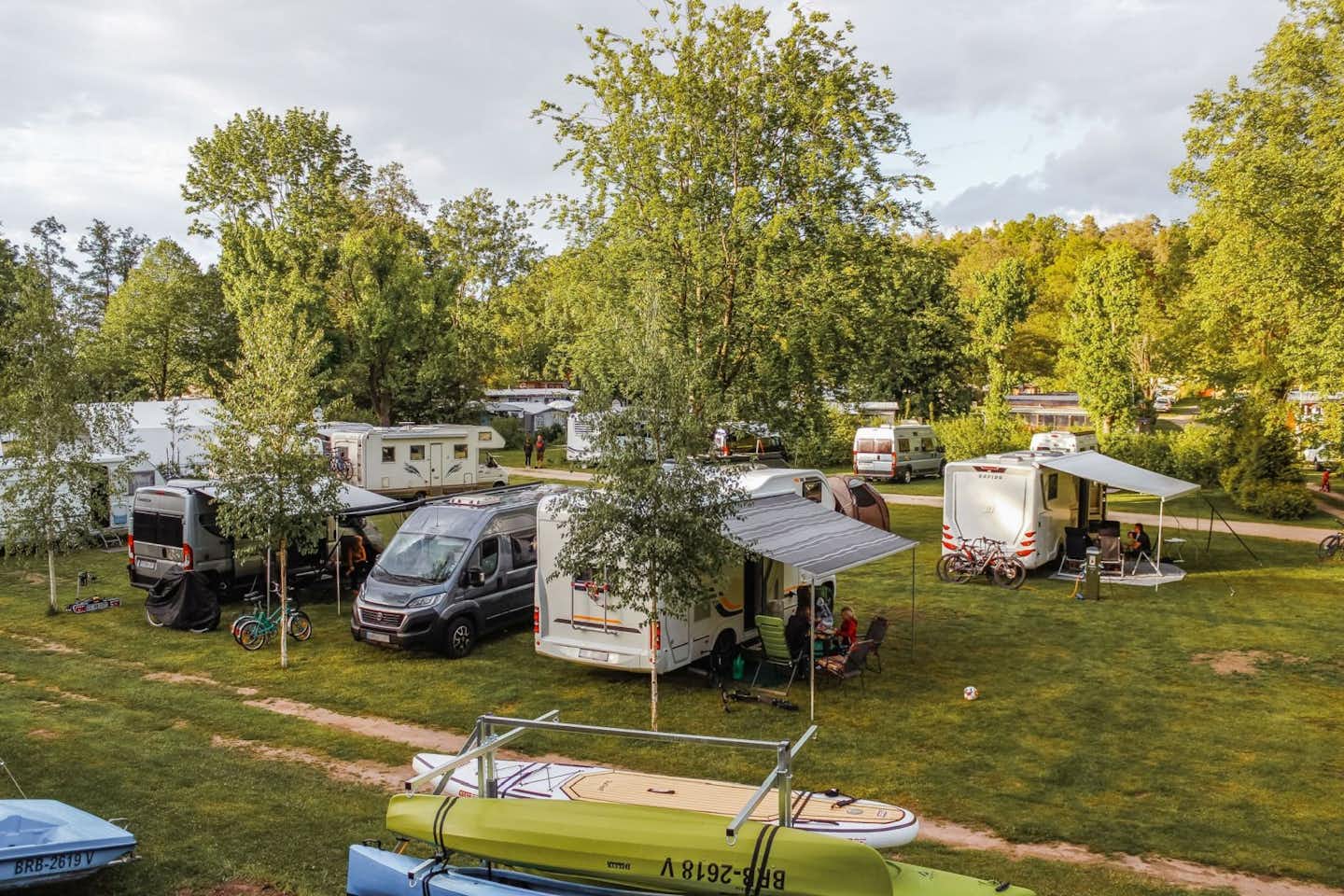 Wusterwitz Camping am See - Blick auf die Stellplatzwiese auf dem Campingplatz