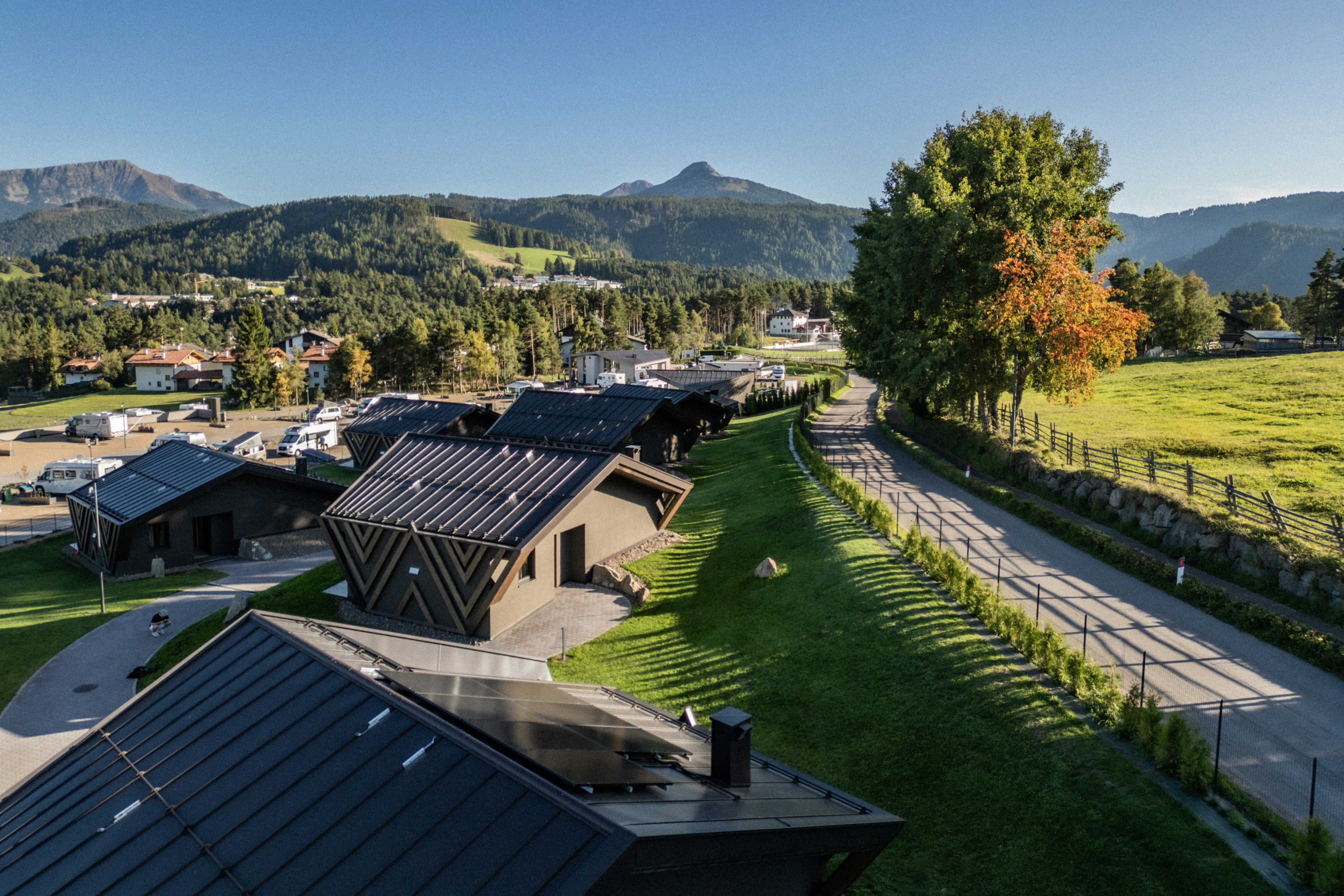 x-camping Dolomites - Blick auf die Mietunterkünfte bei Sonnenuntergang