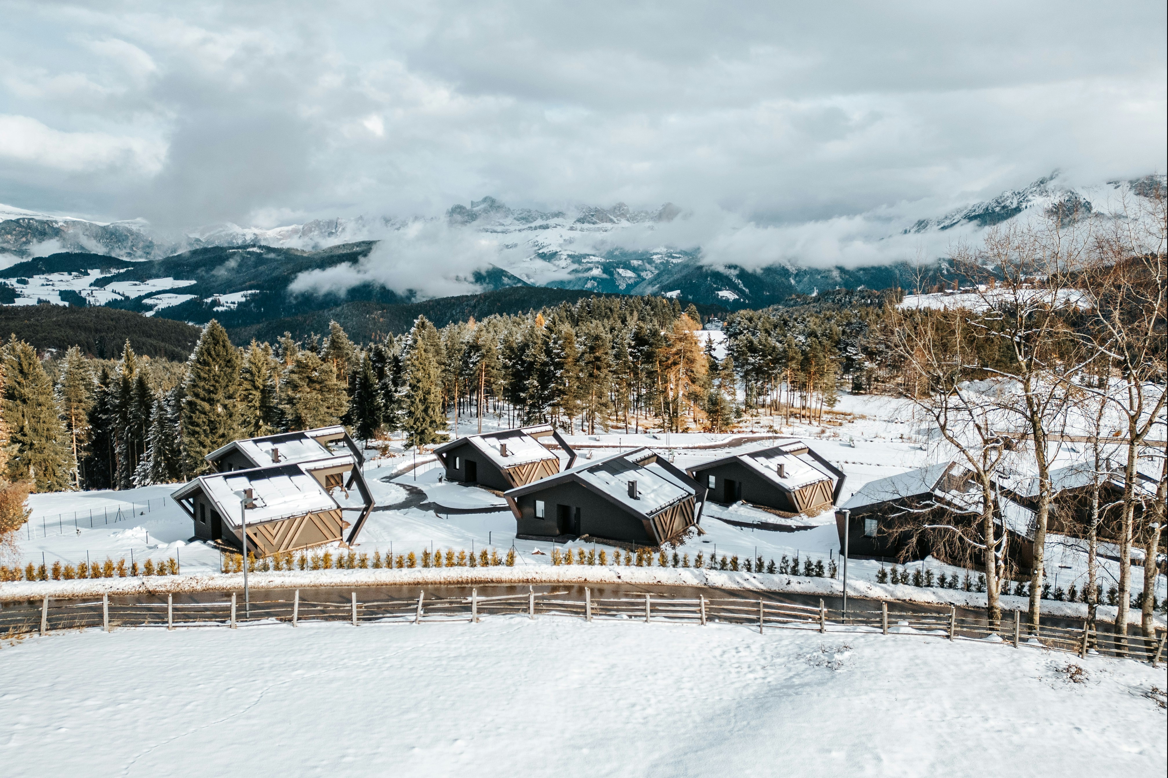 x-camping Dolomites - Blick auf die Mietunterkünfte im Winter mit Schnee