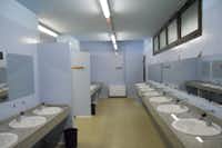 Xixerella Parc - Sanitärgebäude mit Waschbecken, Spiegel und Toiletten 