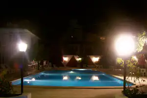 Yat-Camping - Der Swimmingpool bei Nacht