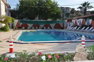 Yat-Camping - Swimmingpool auf dem Campingplatz mit mit Liegestühlen und Sonnenschirmen am Rand