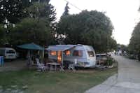 Yat-Camping - Wohnwagen mit Markise auf dem Campingplatz