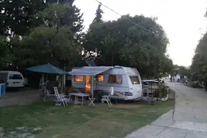 Yat-Camping - Wohnwagen mit Markise auf dem Campingplatz