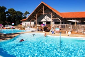 Camping Le Domaine de Soulac - Camper im Pool, Hauptgebäude im Hintergrund