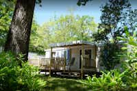 Camping Le Domaine de Soulac  -  Mobilheim vom Campingplatz mit Veranda im Grünen