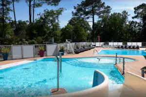 Camping Le Domaine de Soulac - Pool vom Campingplatz mit Liegestühlen in der Sonne