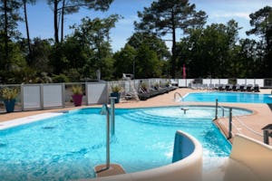 Camping Le Domaine de Soulac - Pool vom Campingplatz mit Liegestühlen in der Sonne