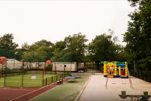 Camping Le Domaine de Soulac - Spielplatz und Sportplatz auf dem Campingplatz