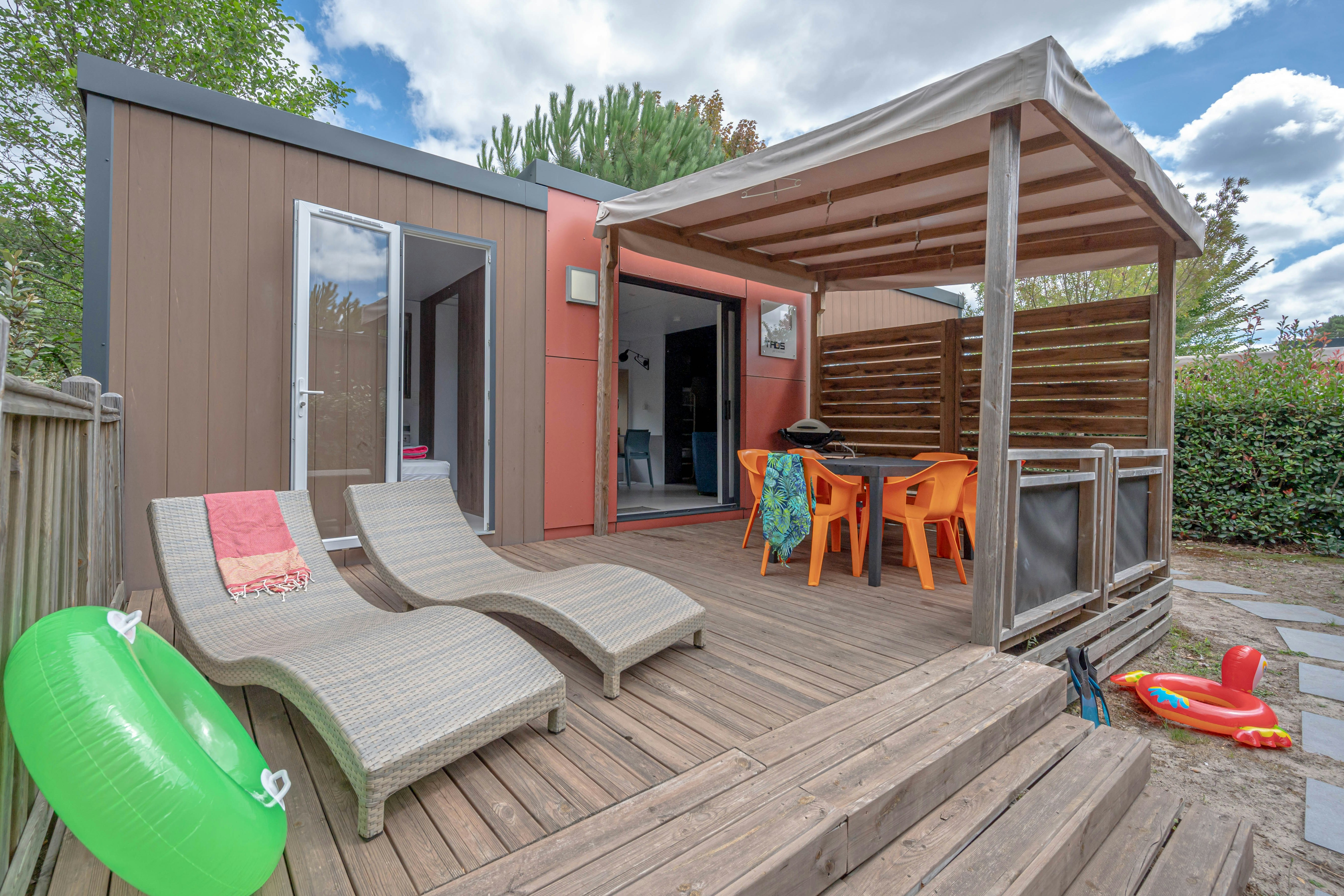 Camping Au Lac de Biscarrosse - Ciela Village - Mobilheim mit überdachter Veranda, Sitzmöglichkeiten und Liegestühlen