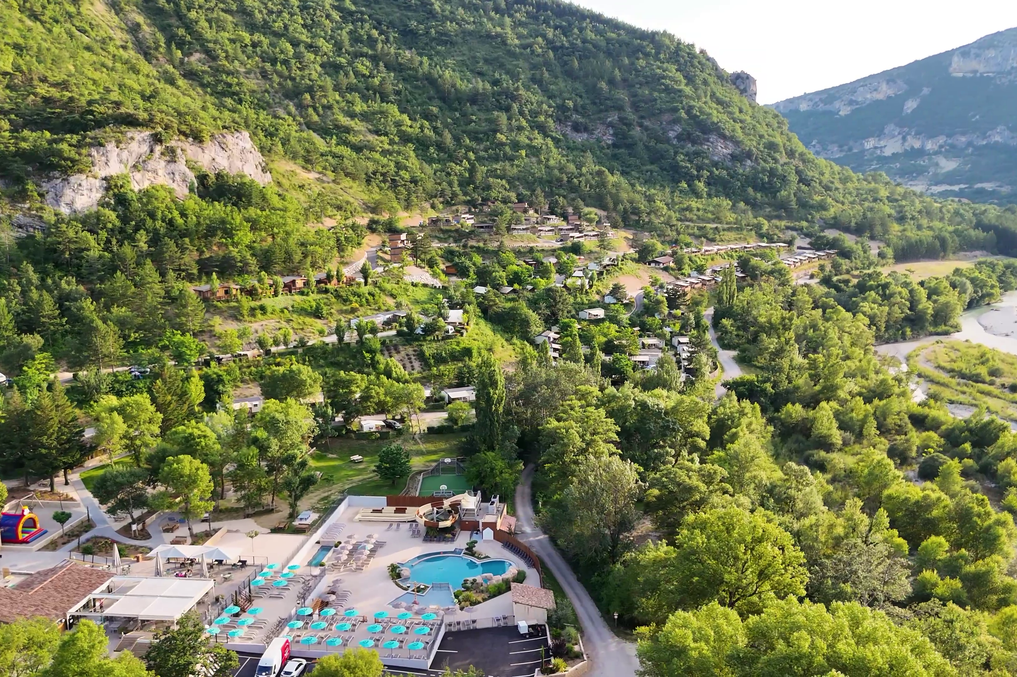 Yelloh! Village Camping Les Ramières  - Luftaufnahme des Campingplatzes umgeben von Wald und Bergen