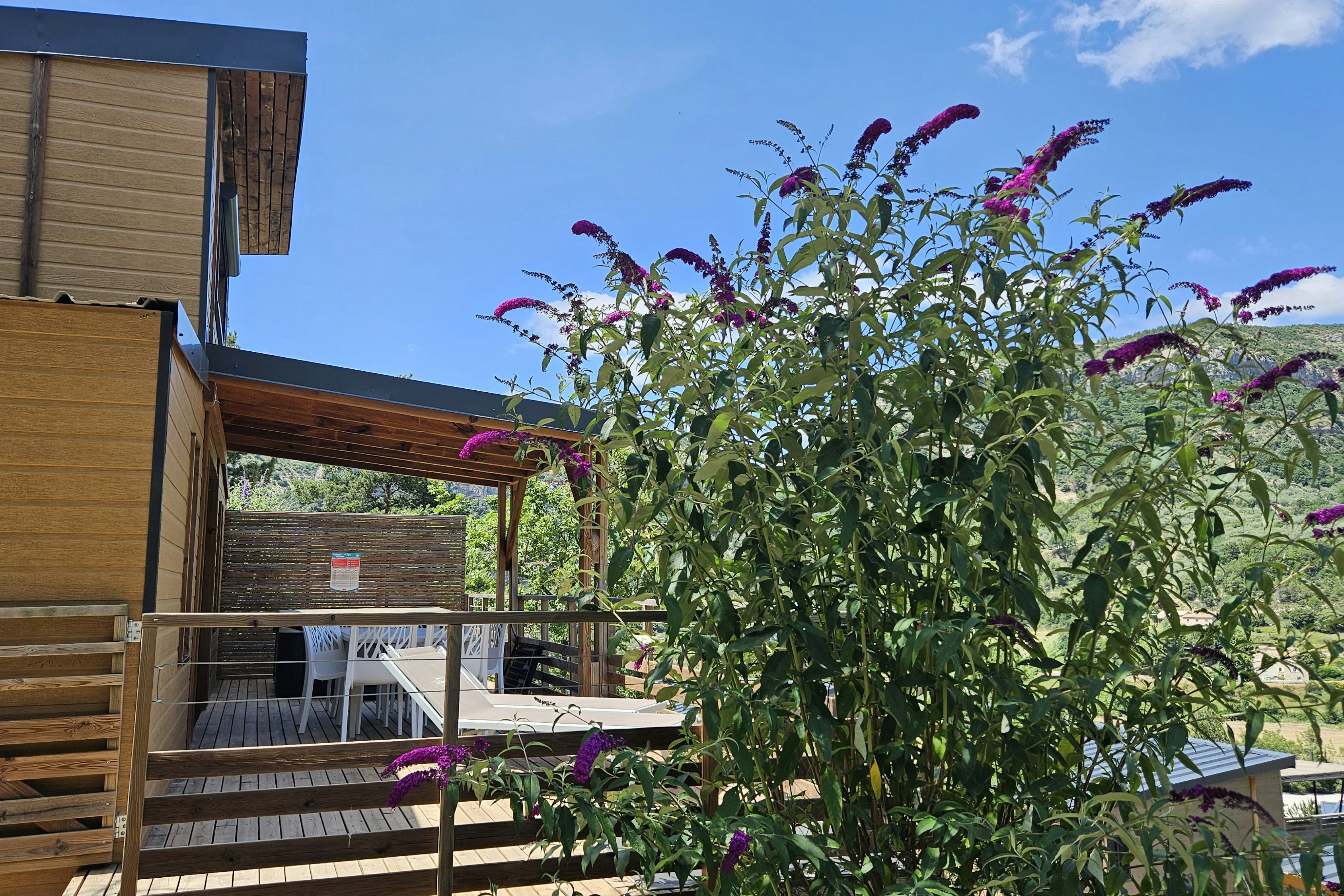 Yelloh! Village Camping Les Ramières  - Mobilheim mit Terrasse auf dem Campingplatz