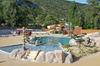 Yelloh! Village Camping Les Ramières - Campingplatz mit Pool,Wasserrutsche, Liegestühlen und Sonnenschirmen