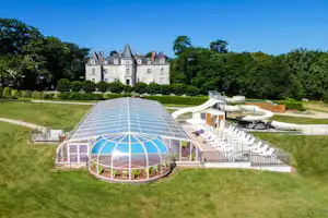 Yelloh! Village Château de la Forêt - Pool am Schloss auf dem Campingplatz