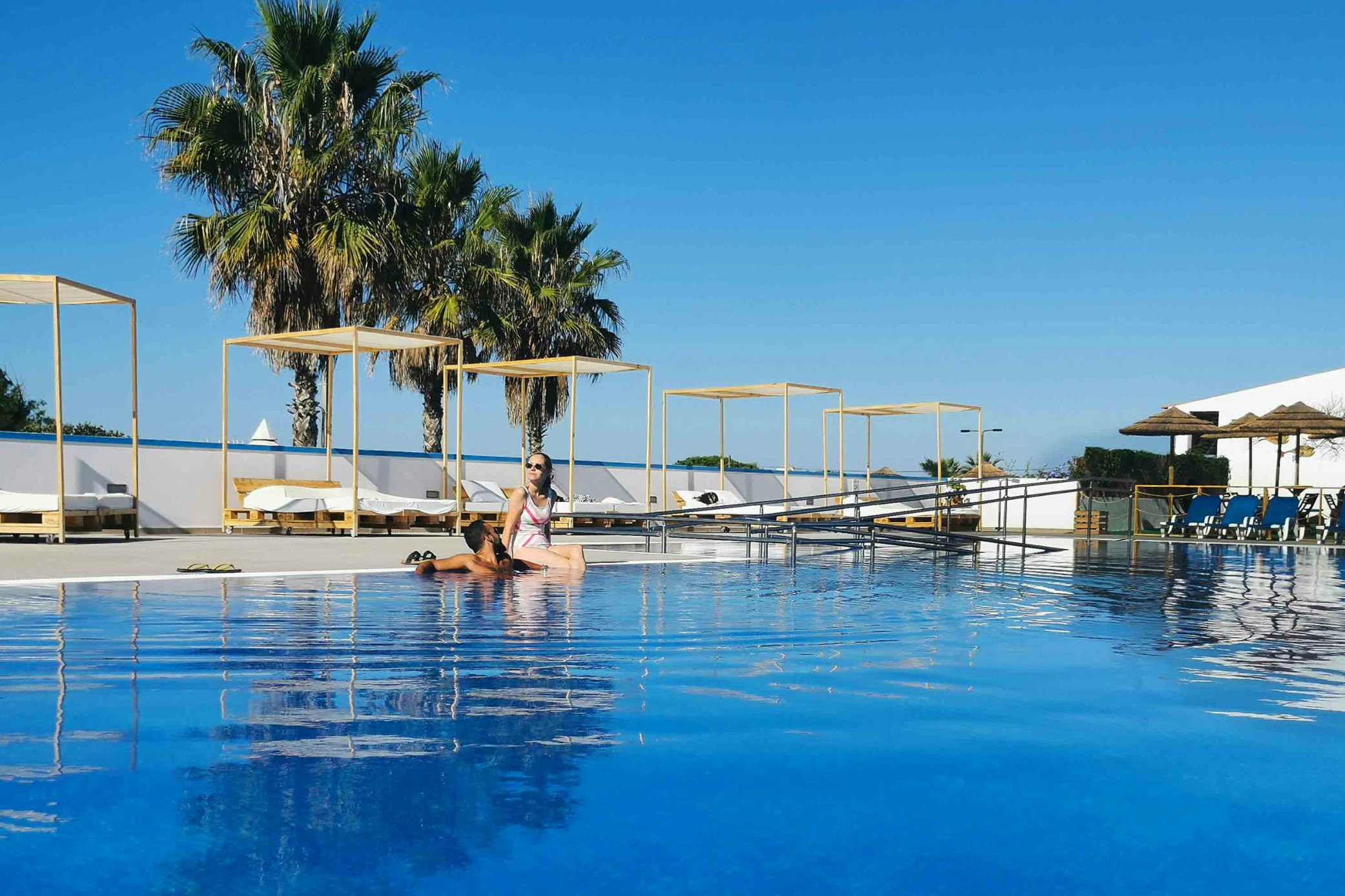 Costa do Vizir Beach Village  - Pool im Freien mit Liegestühlen und Sonnenschirmen