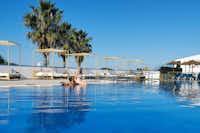 Costa do Vizir Beach Village  - Pool im Freien mit Liegestühlen und Sonnenschirmen