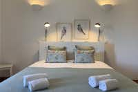 Yelloh! Village Costa do Vizir - Dekoriertes Schlafzimmer mit Doppelbett auf dem Campingplatz