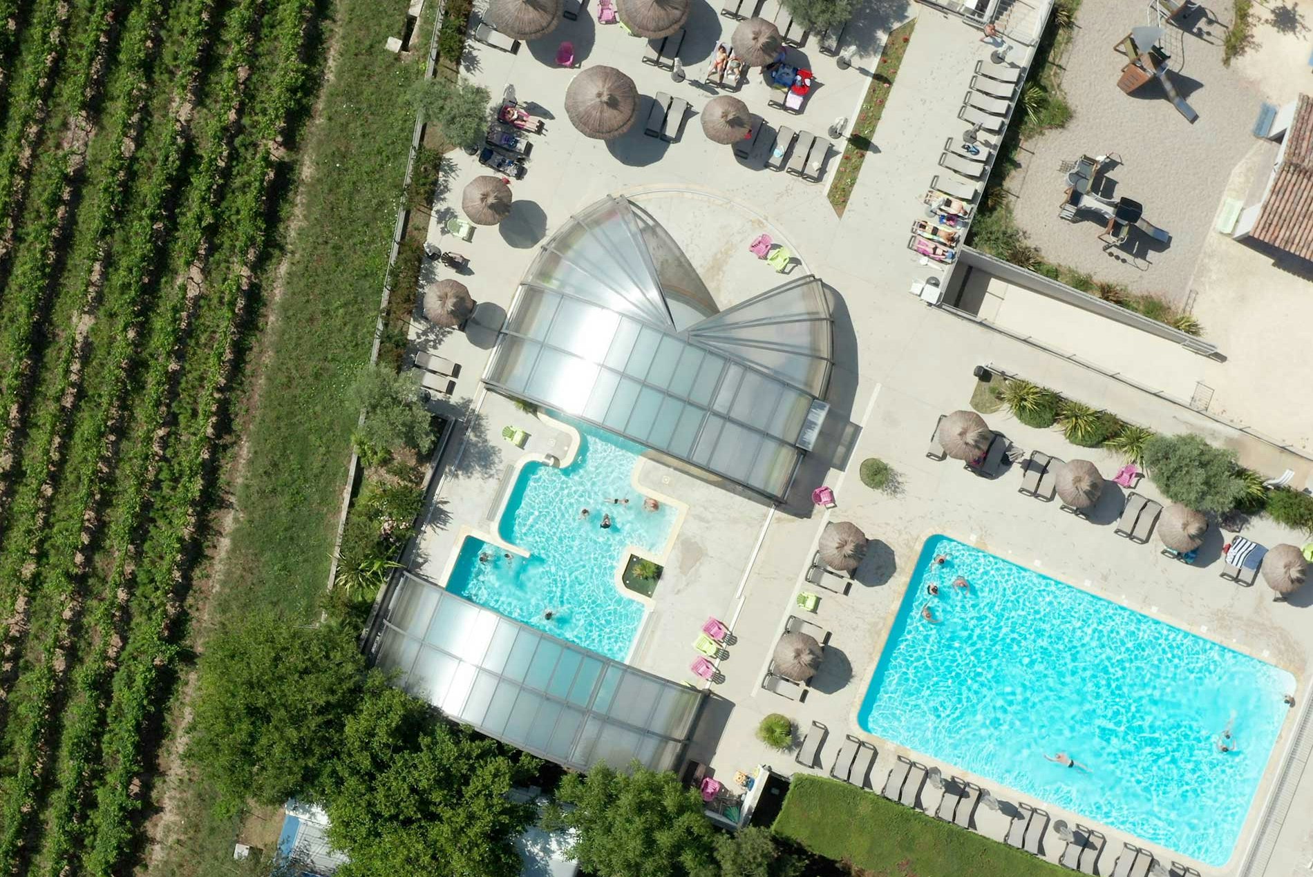 Yelloh! Village Domaine de l'Esquiras  Yelloh Village! Domaine de L'Esquiras - Luftaufnahme des Campingplatzes mit Pool