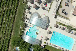 Yelloh! Village Domaine de l'Esquiras Yelloh Village! Domaine de L'Esquiras - Luftaufnahme des Campingplatzes mit Pool