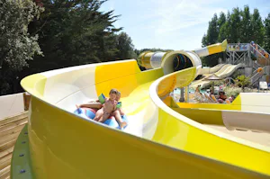 Yelloh! Village Domaine de l'Orée - Rutschen im Wasserpark des Campingplatzes