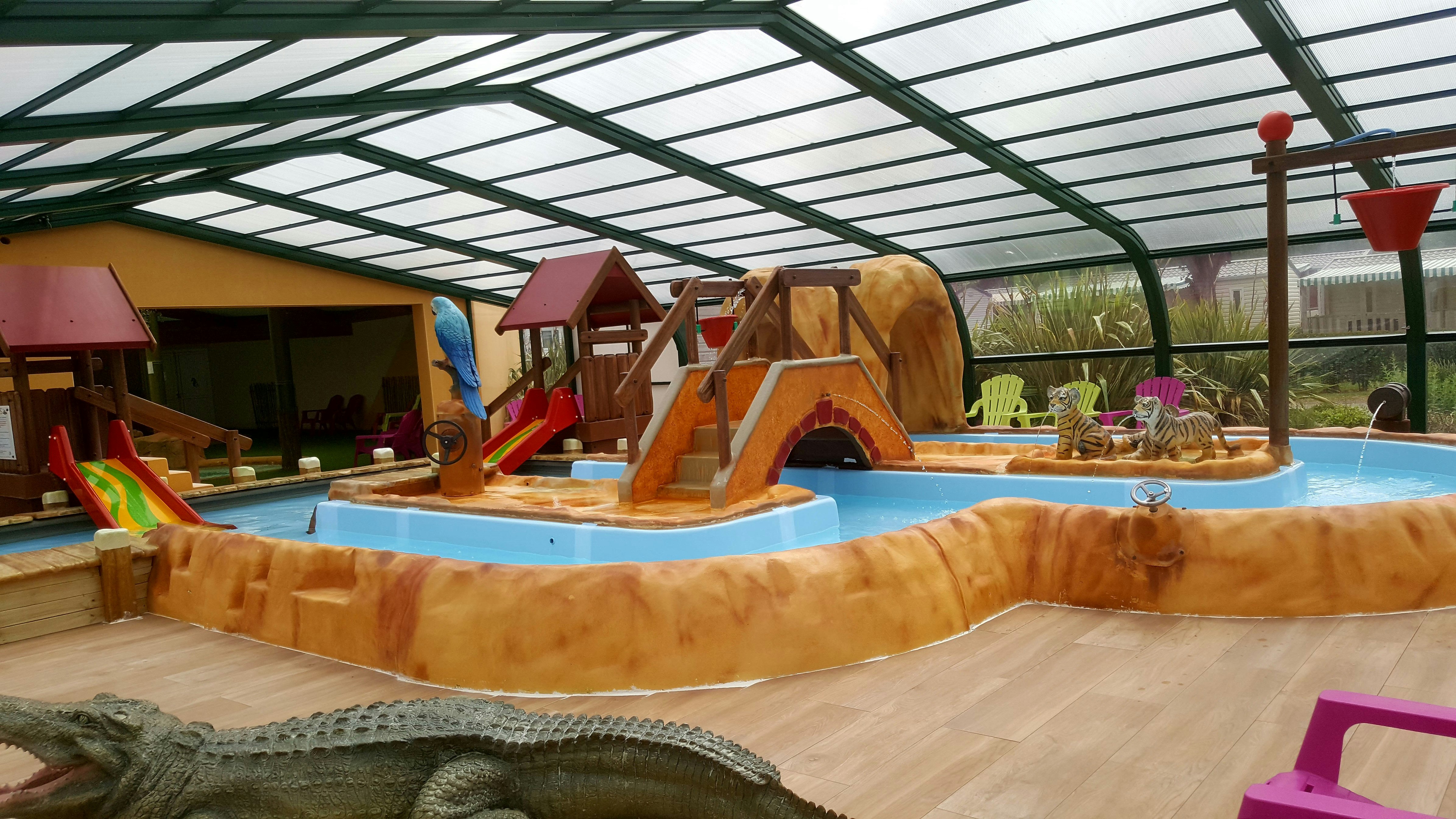 Yelloh! Village Domaine de l'Orée - Überdachter Pool mit Kinderspielbereich