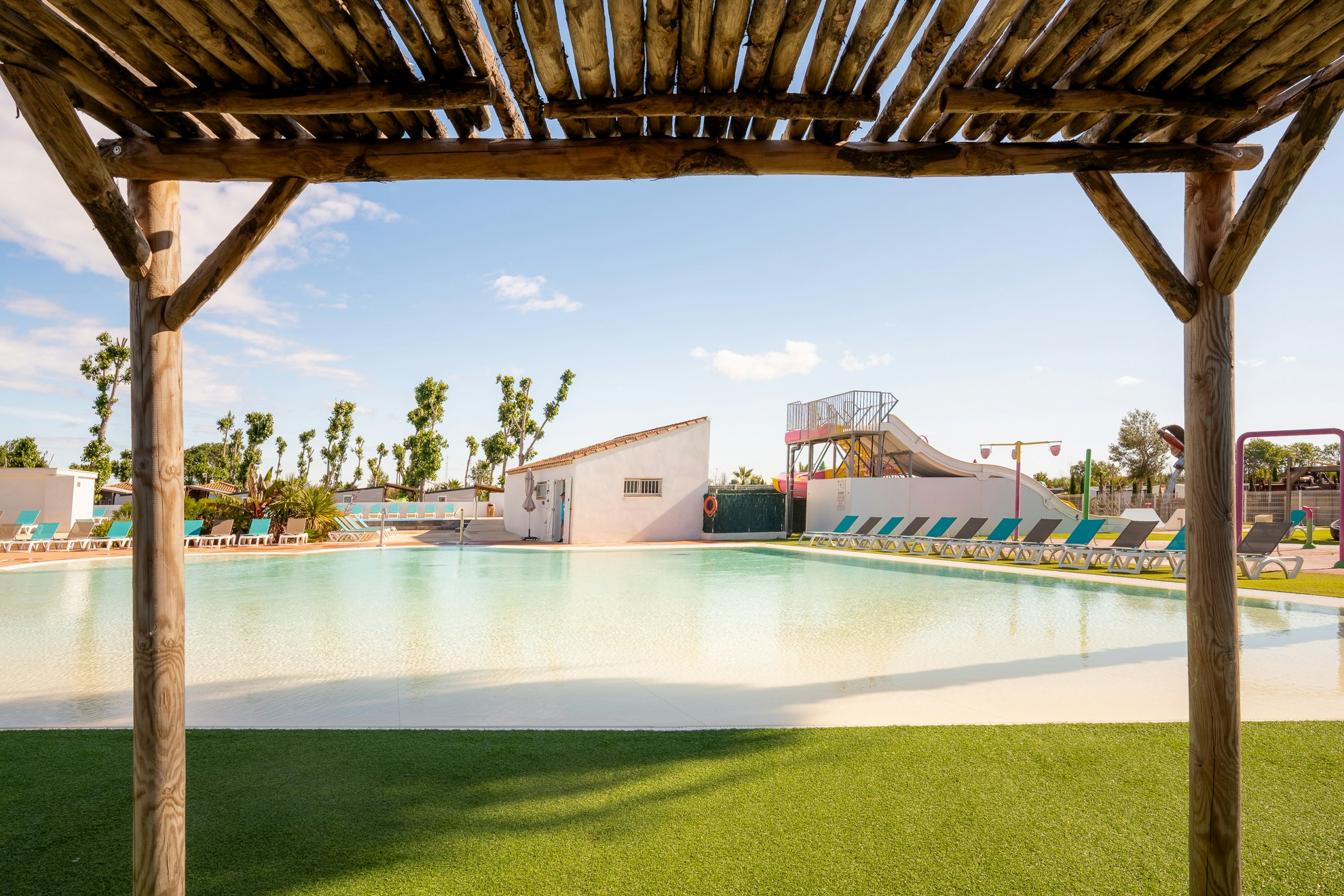 Yelloh! Village Domaine Sainte-Cécile  - Pool im Freien mit Liegestühlen und Sonnenschirmen