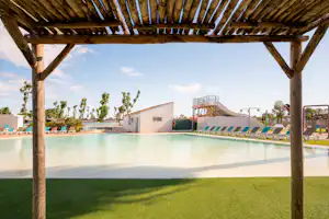 Yelloh! Village Domaine Sainte-Cécile - Pool im Freien mit Liegestühlen und Sonnenschirmen