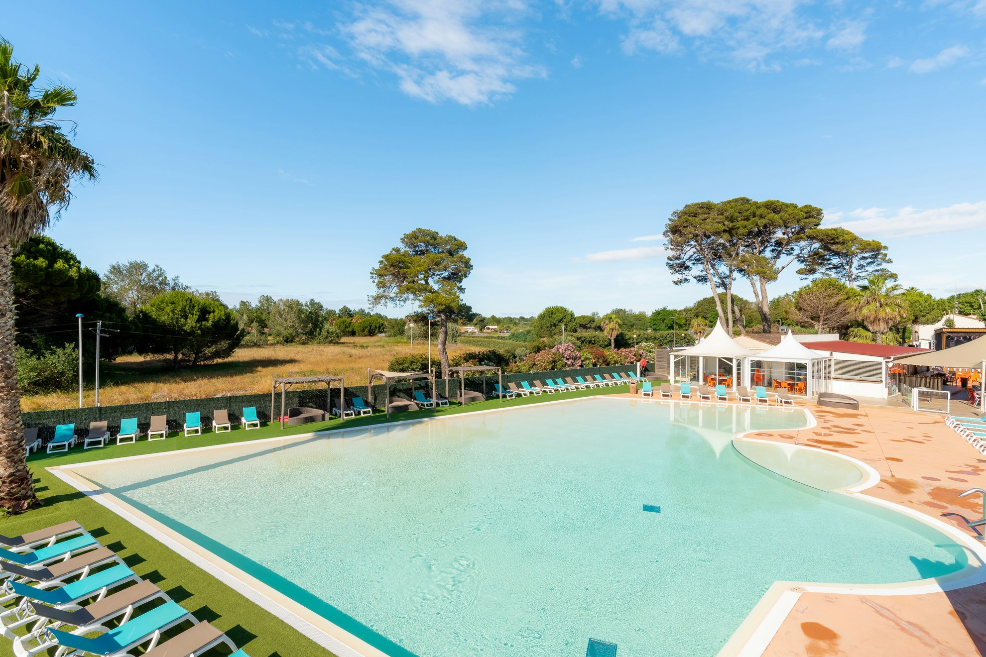 Yelloh! Village Domaine Sainte-Cécile  - Pool im Freien mit Liegestühlen und Sonnenschirmen