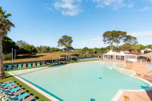 Yelloh! Village Domaine Sainte-Cécile - Pool im Freien mit Liegestühlen und Sonnenschirmen