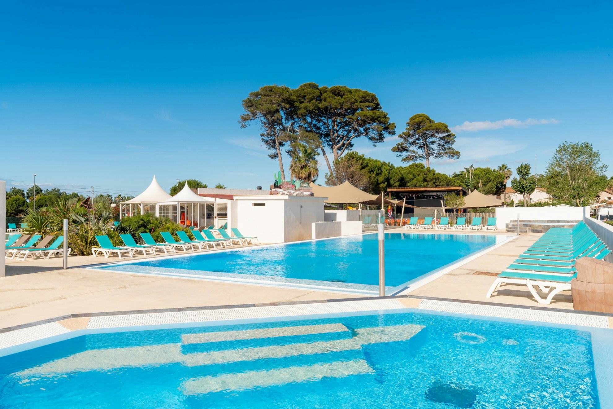 Yelloh! Village Domaine Sainte-Cécile  - Pool im Freien mit Liegestühlen und Sonnenschirmen