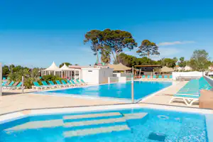Yelloh! Village Domaine Sainte-Cécile - Pool im Freien mit Liegestühlen und Sonnenschirmen