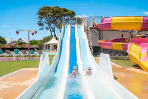 Yelloh! Village Domaine Sainte-Cécile - Rutschen im Wasserpark des Campingplatzes