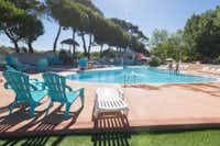 Yelloh! Village Domaine Sainte-Cécile -Campingplatzanlage mit Pool und Liegestühlen in der Sonne