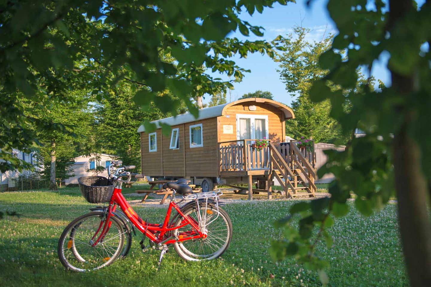 Yelloh! Village en Champagne -  Chalet mit Veranda und Fahrräder im Grünen auf dem Campingplatz