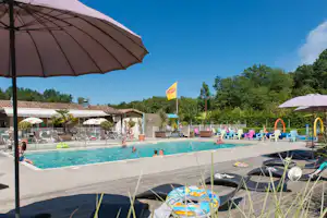 Yelloh! Village en Champagne - Gäste liegen am Pool in der Sonne