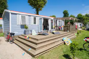 Yelloh! Village en Champagne - Mobilheim mit Terrasse und Liegestühlen auf dem Campingplatz