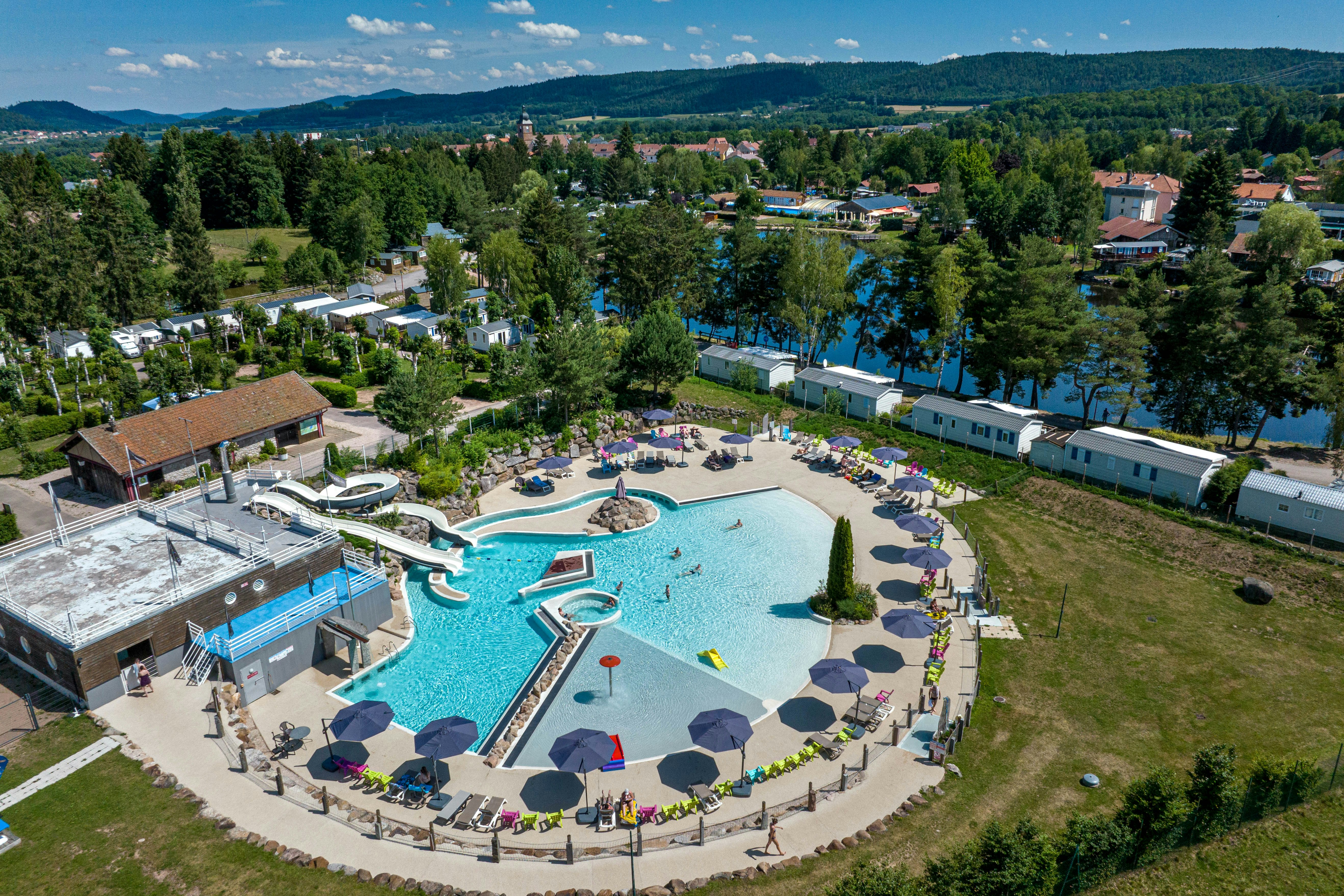Camping Domaine des Bans - Ciela Village  Yelloh! Village Le Domaine des Bans - Blick auf den Wasserpark aus der Vogelperspektive
