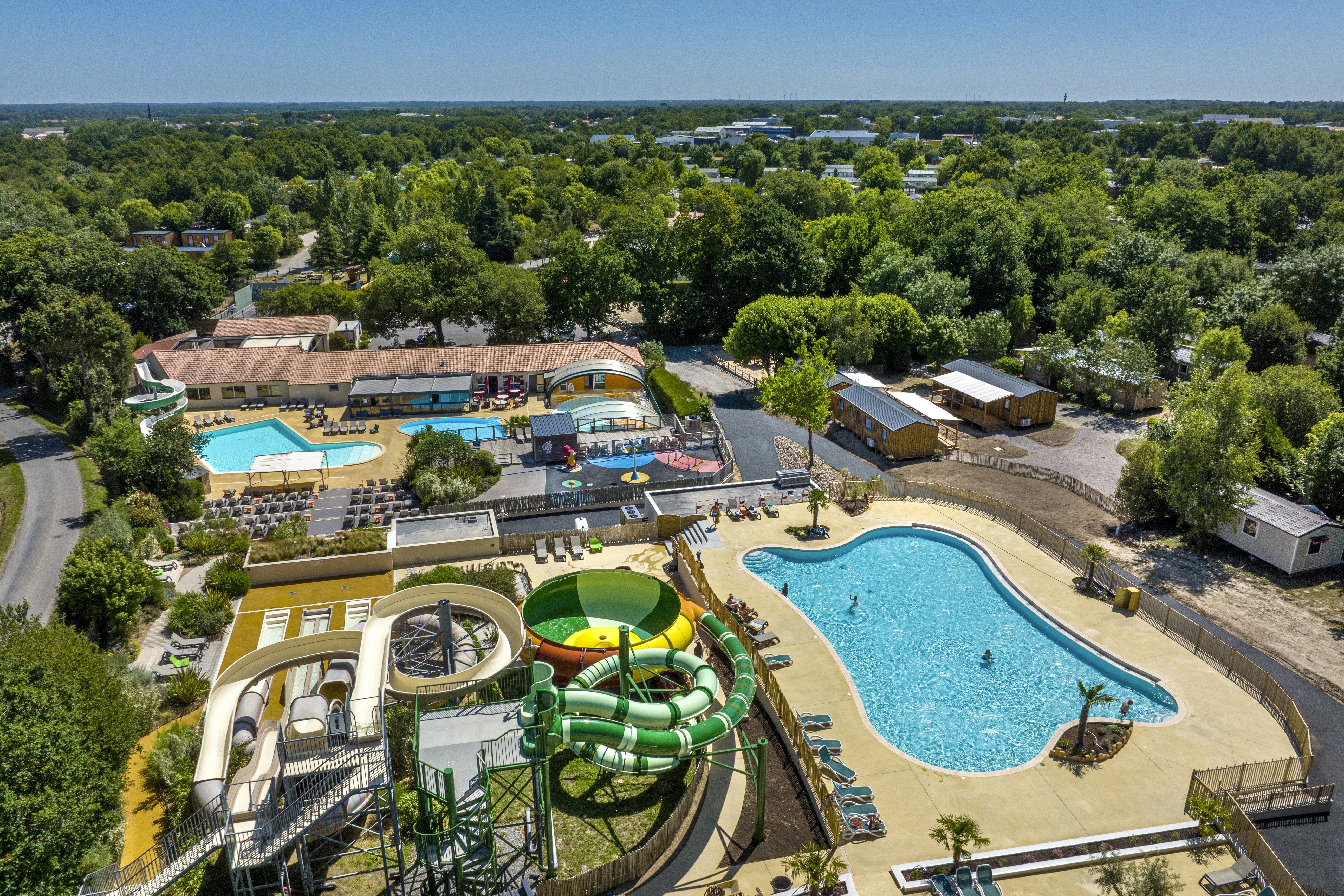 Camping Capfun La Chênaie Pornic  Yelloh! Village La Chênaie  - Luftaufnahme des Campingplatzes mit Wasserpark