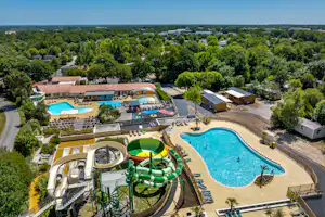 Camping Capfun La Chênaie Pornic Yelloh! Village La Chênaie - Luftaufnahme des Campingplatzes mit Wasserpark